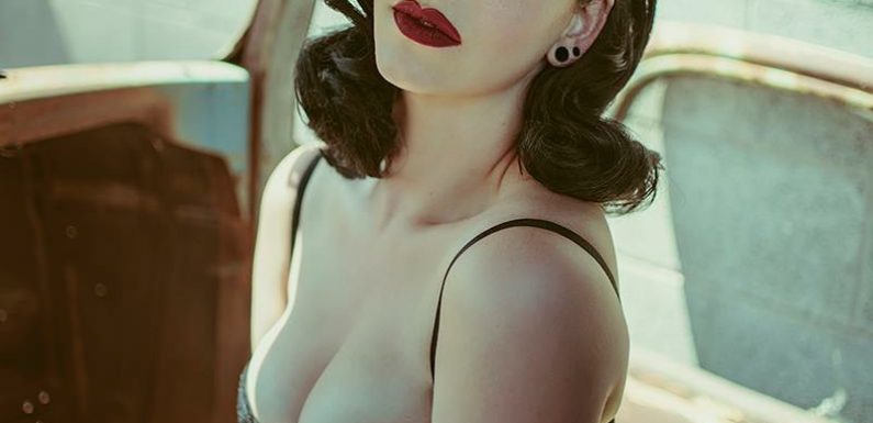 Hot Retro Pin-up Babe